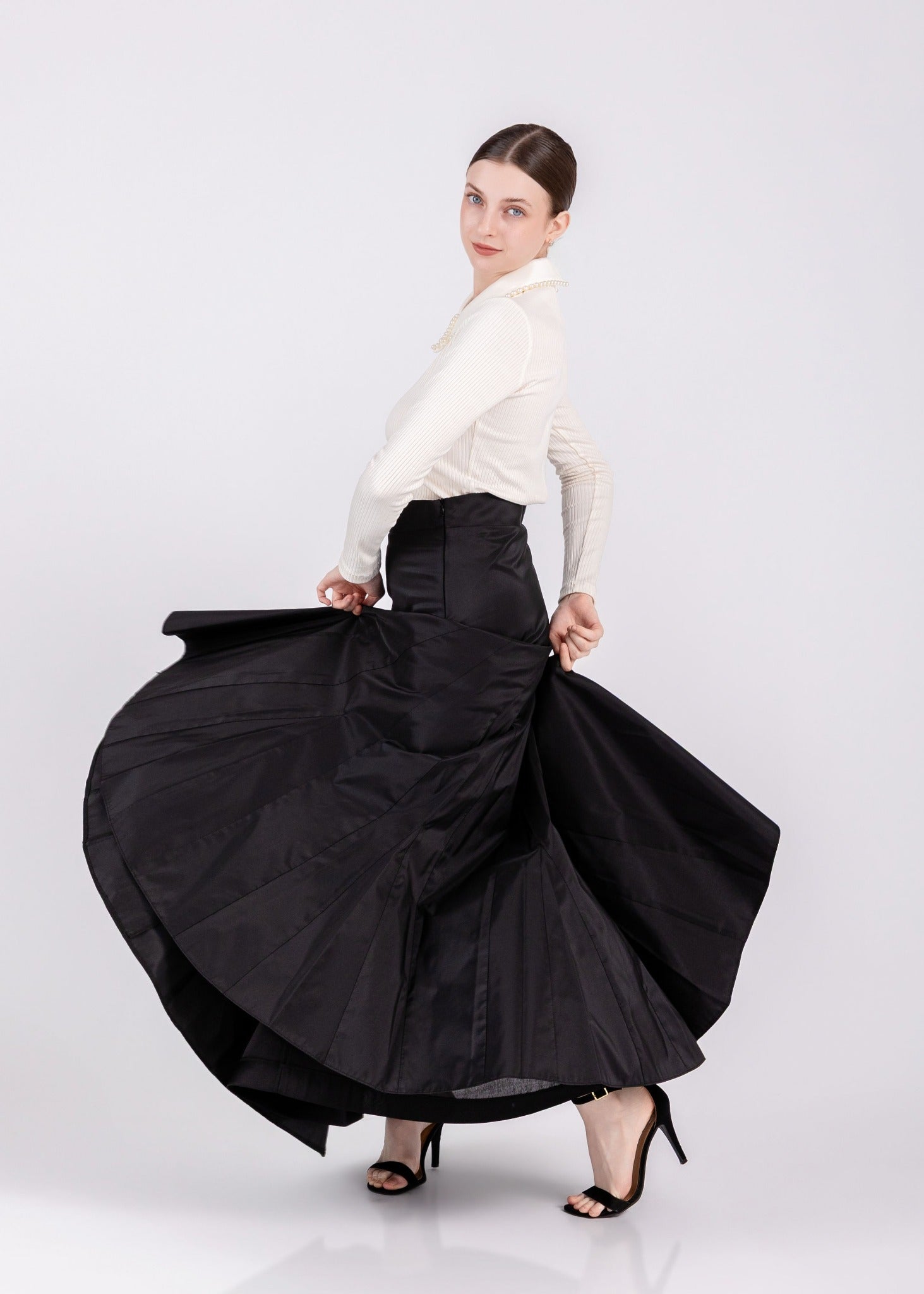 Full model wearing Heredis Auguri skirts