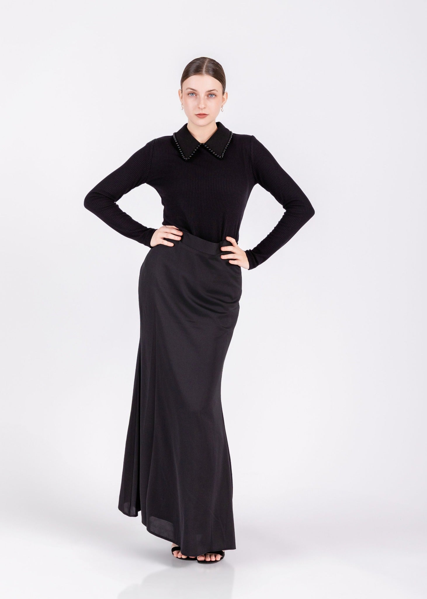 Full model wearing Heredis Auguri tops